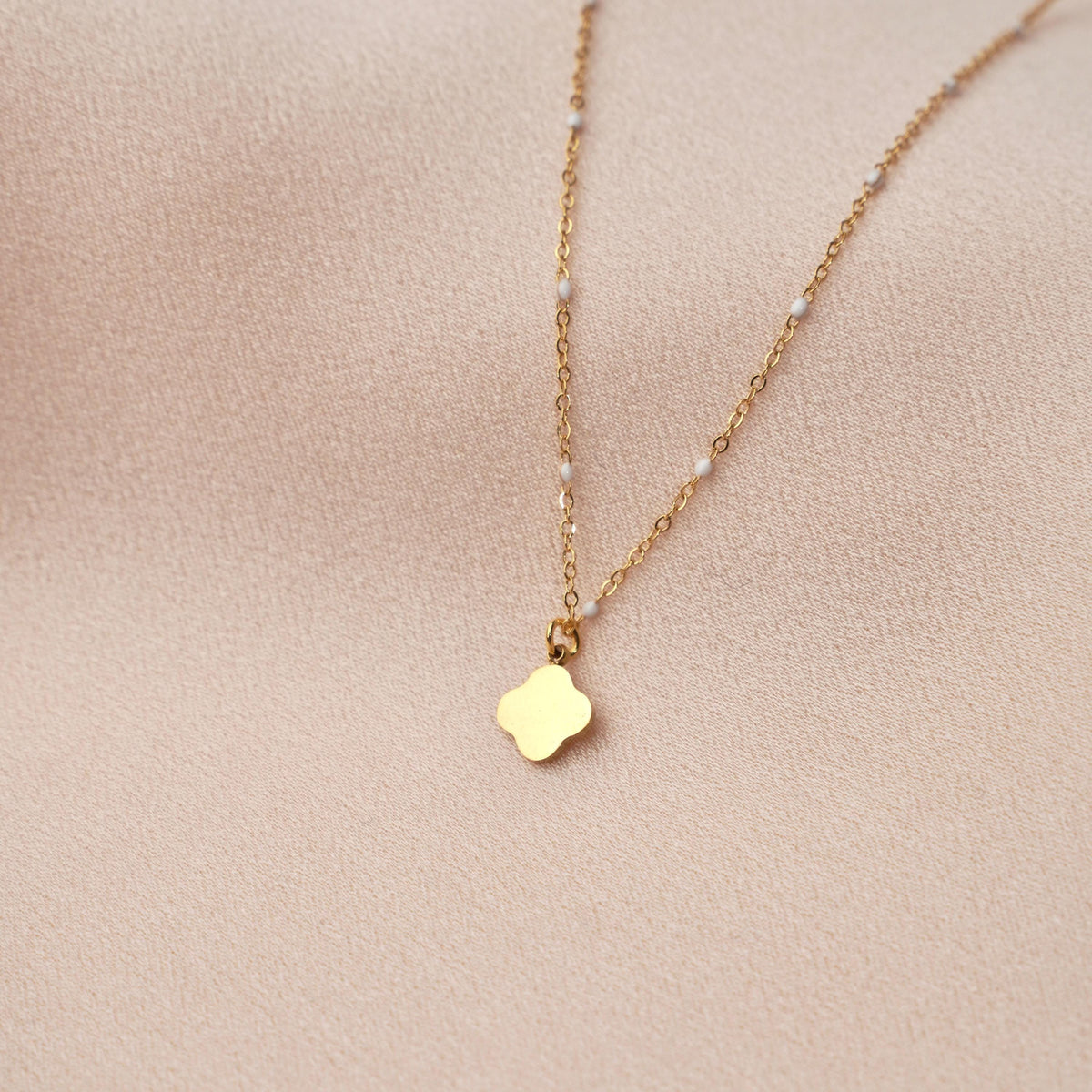 Collier pendentif trèfle points noirs Cosima photo 4