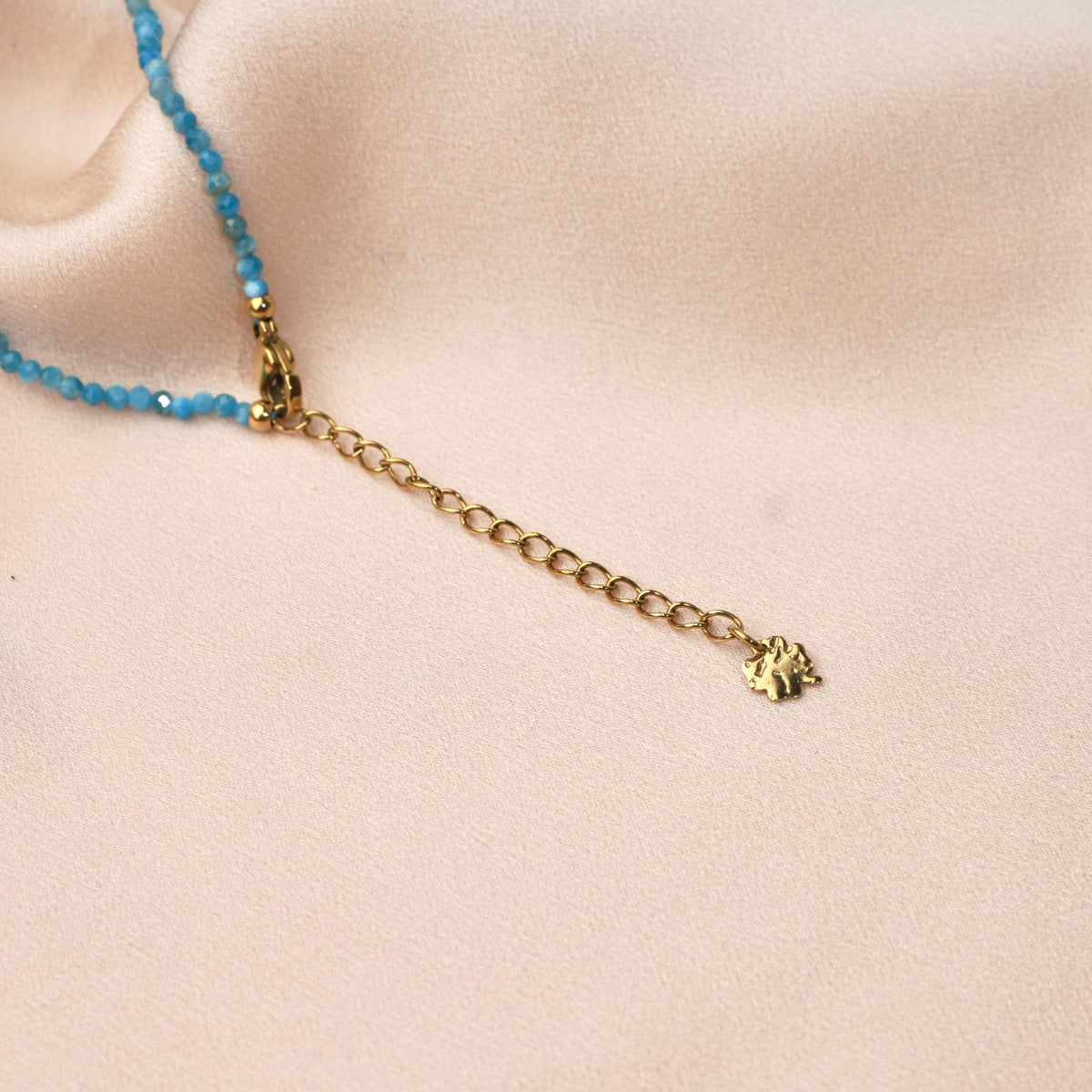 Collier perles et médaille apatite Augustine photo 4
