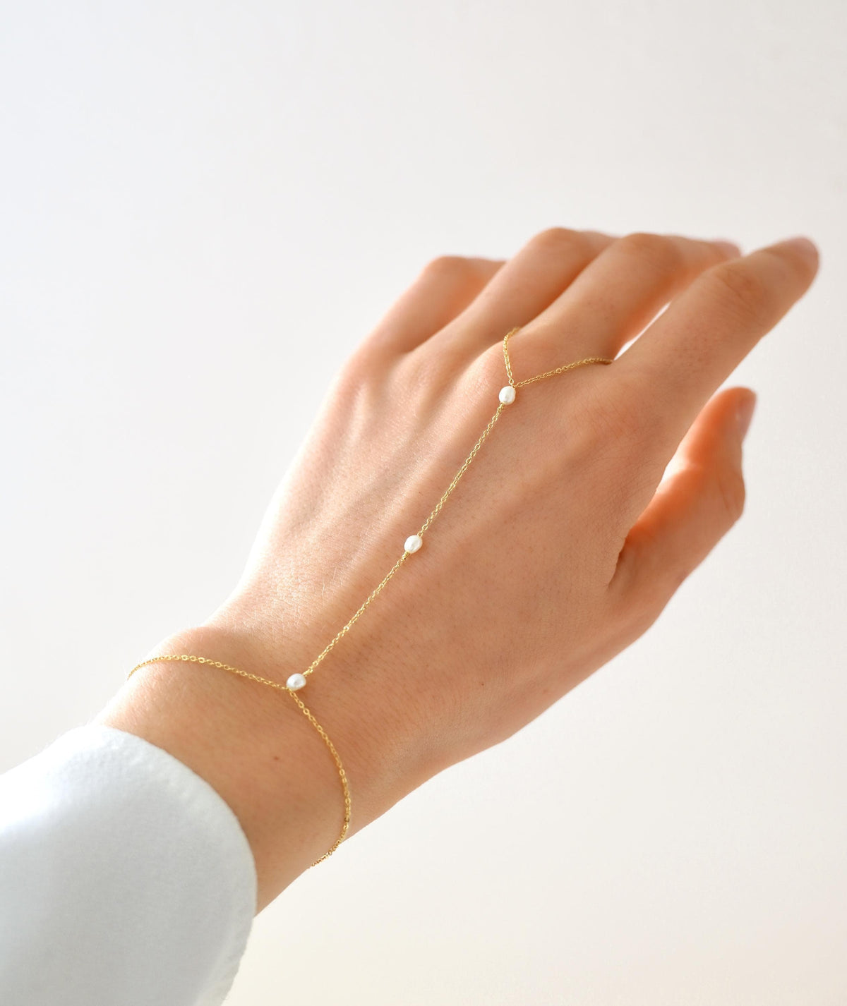 Bijou de main perles d'eau douce Lise