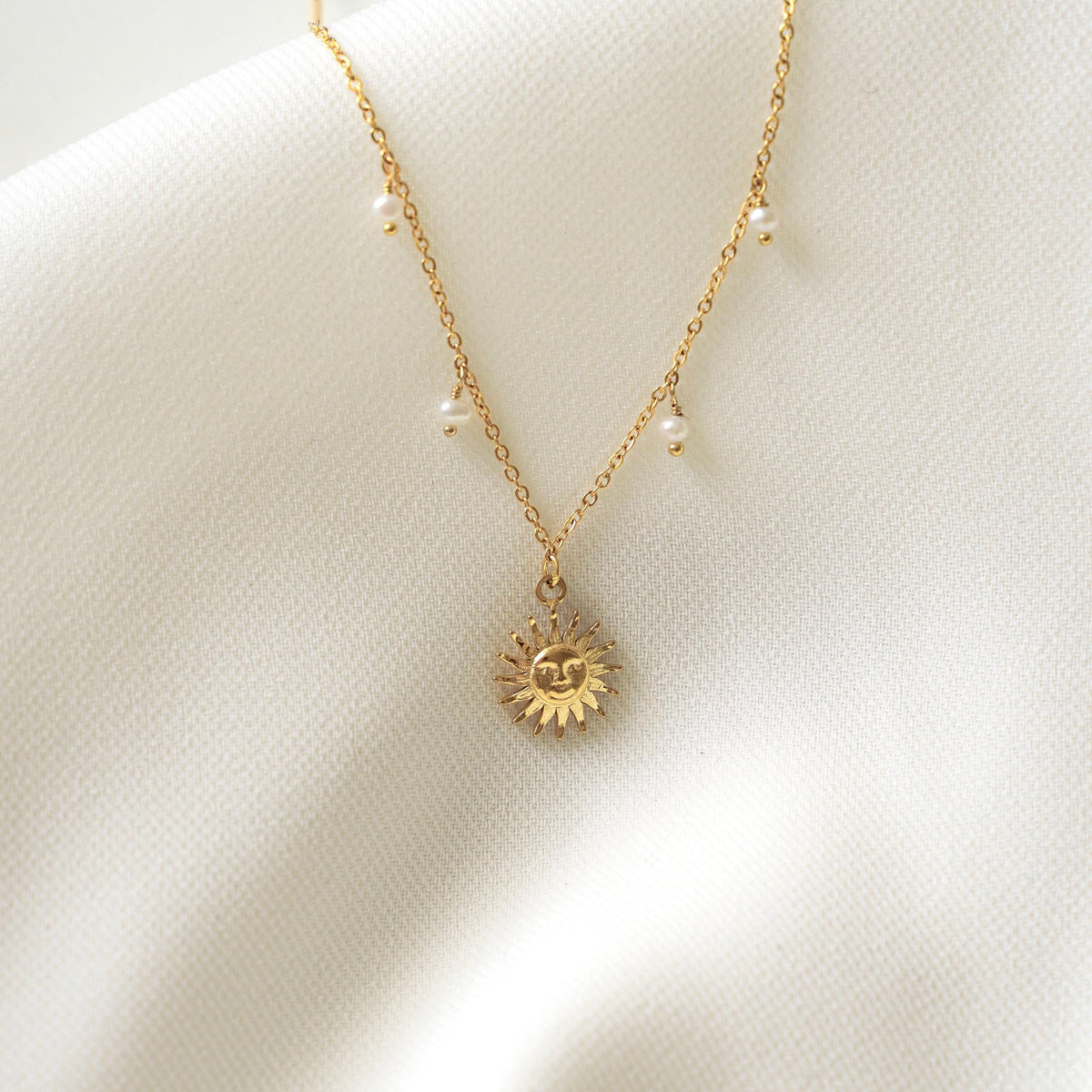 Collier pendentif soleil perles Éléonore photo 3