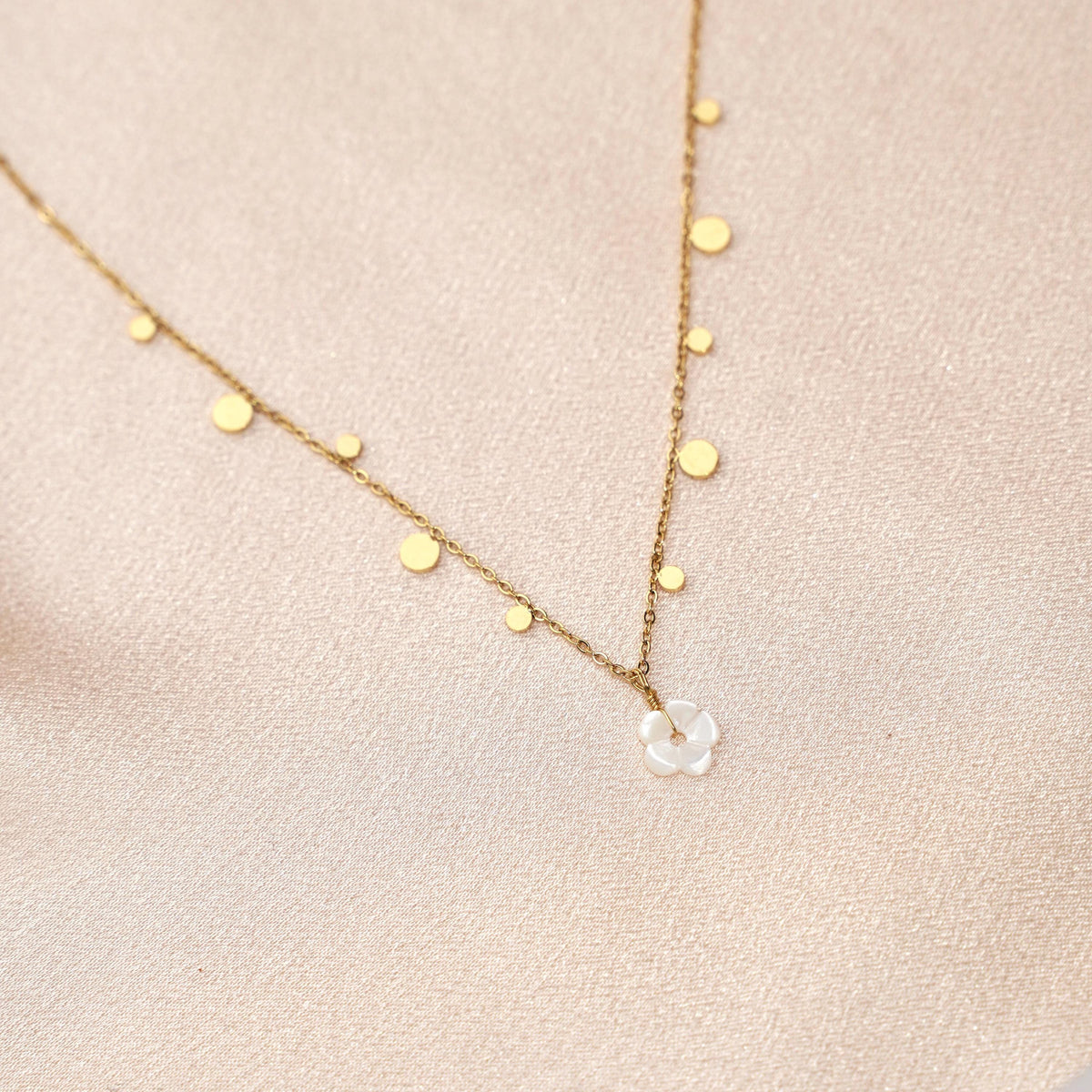 Collier fleur nacre breloques Luxembourg photo 2