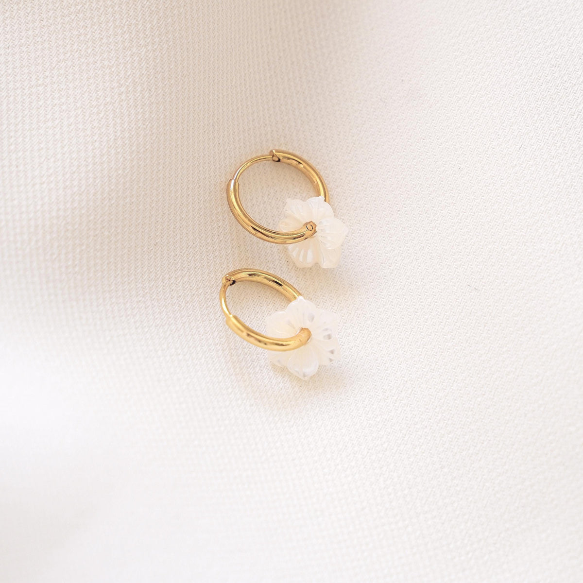 Boucles d'oreilles anneau fleur nacre Luxembourg photo 2