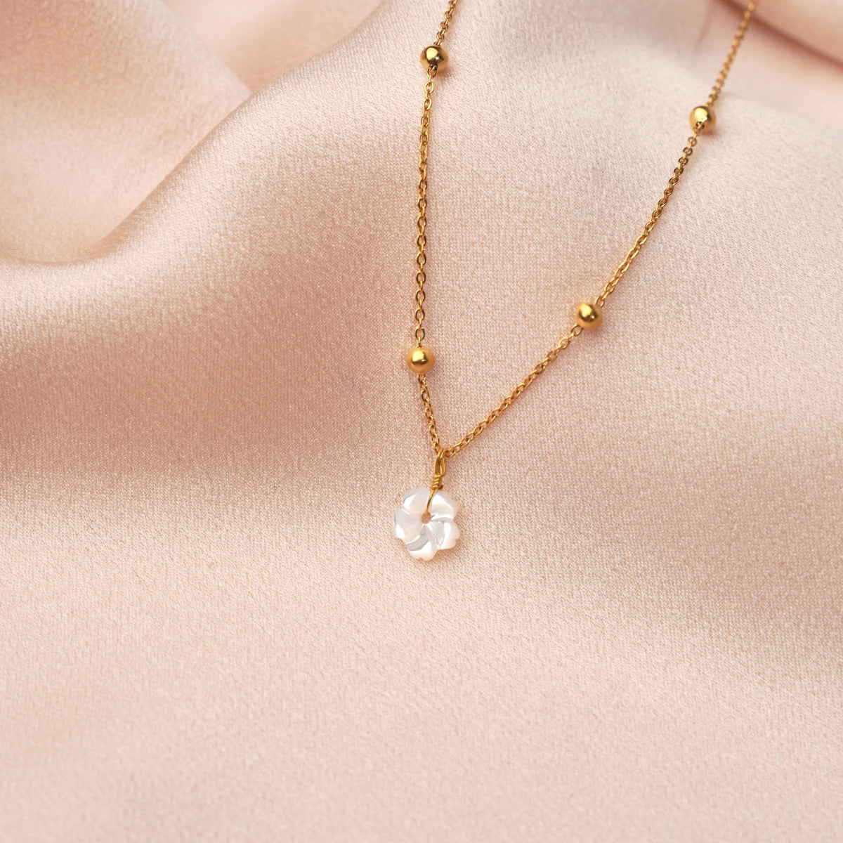 Collier pendentif fleur nacre Sybille photo 2