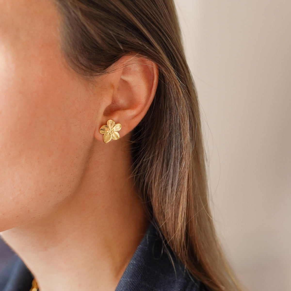 Boucles d'oreilles fleur dorée Sidonie photo 4