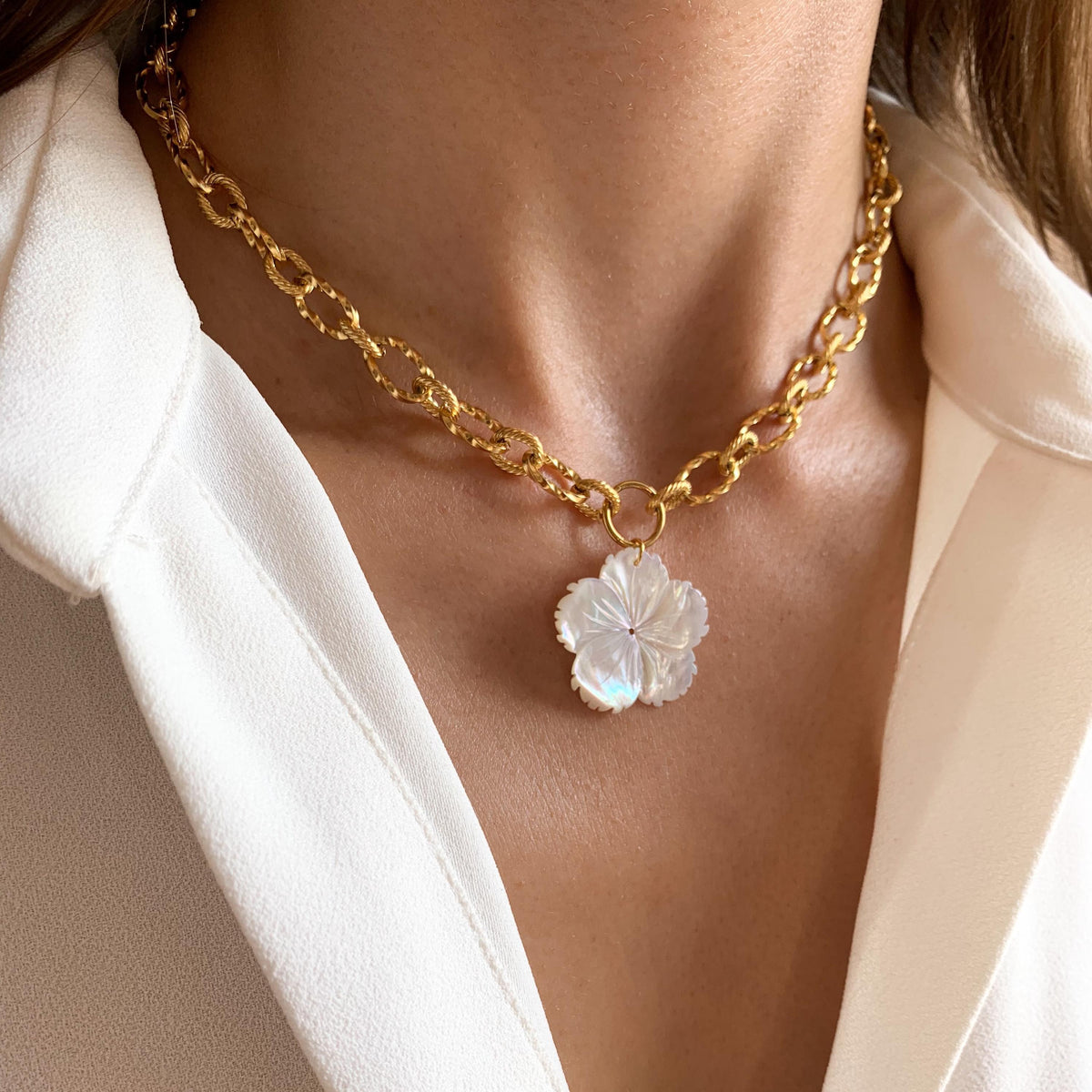 Collier fleur nacre chaîne épaisse Luxembourg