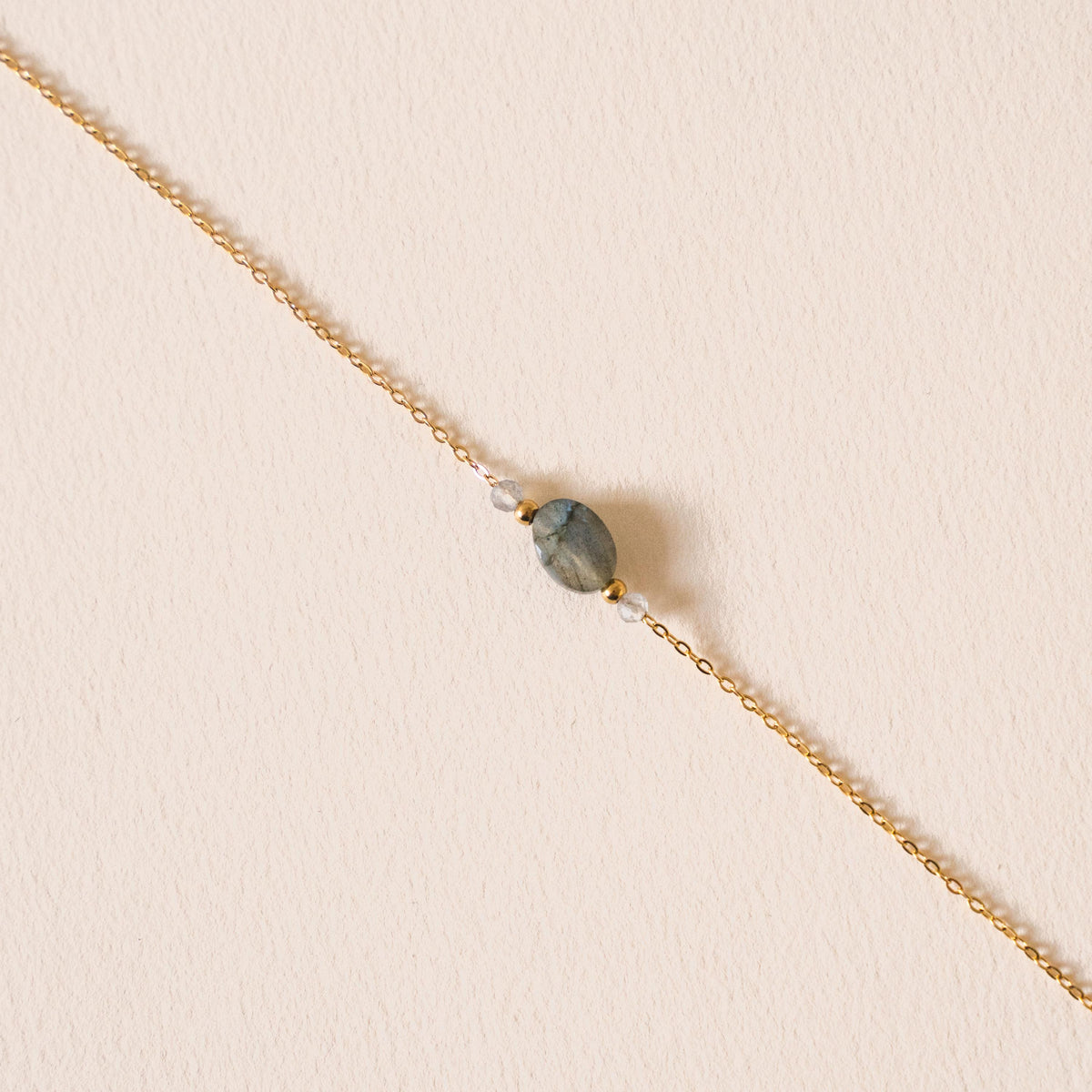 Bracelet chaîne fine pierre ovale labradorite Adèle photo 3