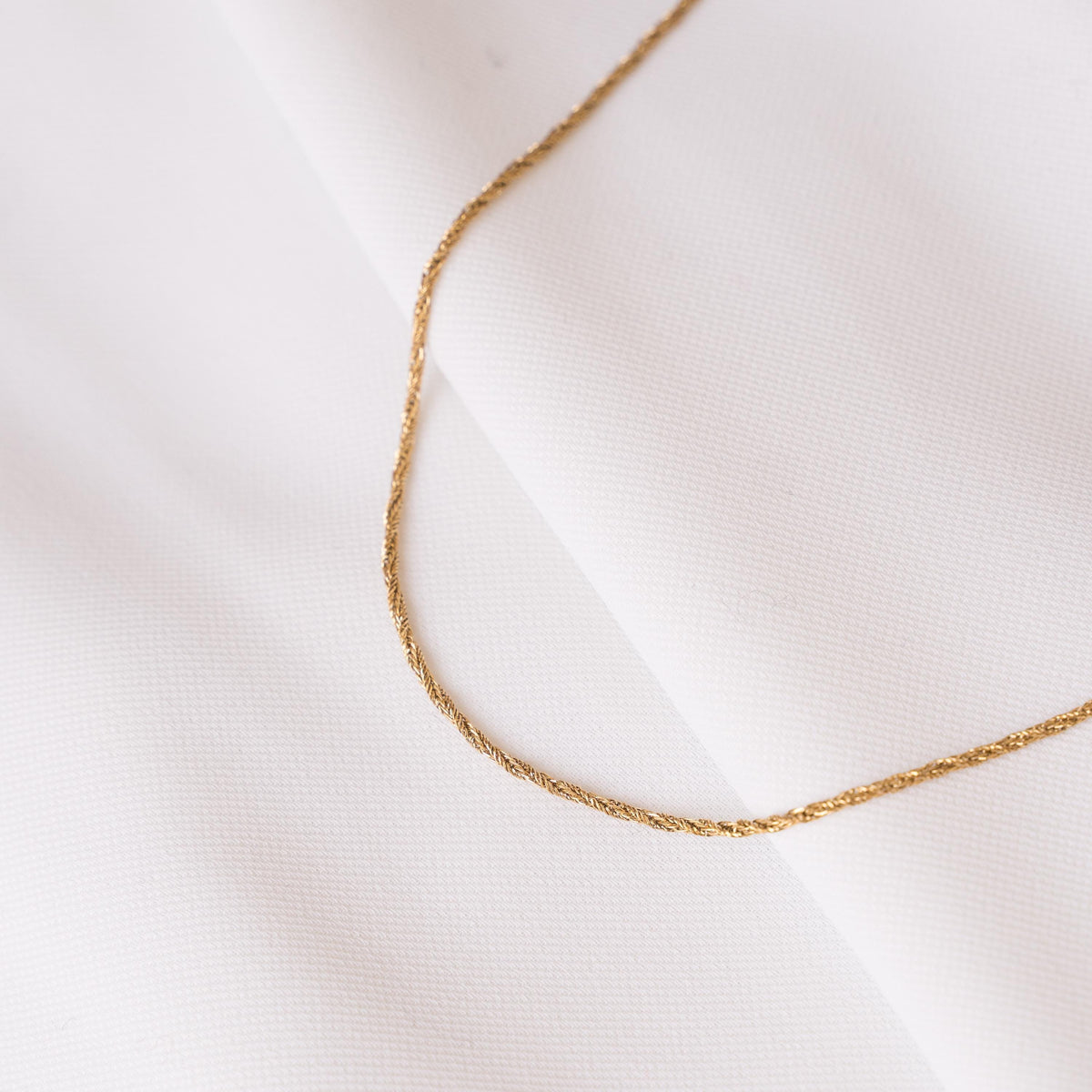 Collier chaîne torsadée dorée Cassandre photo 4