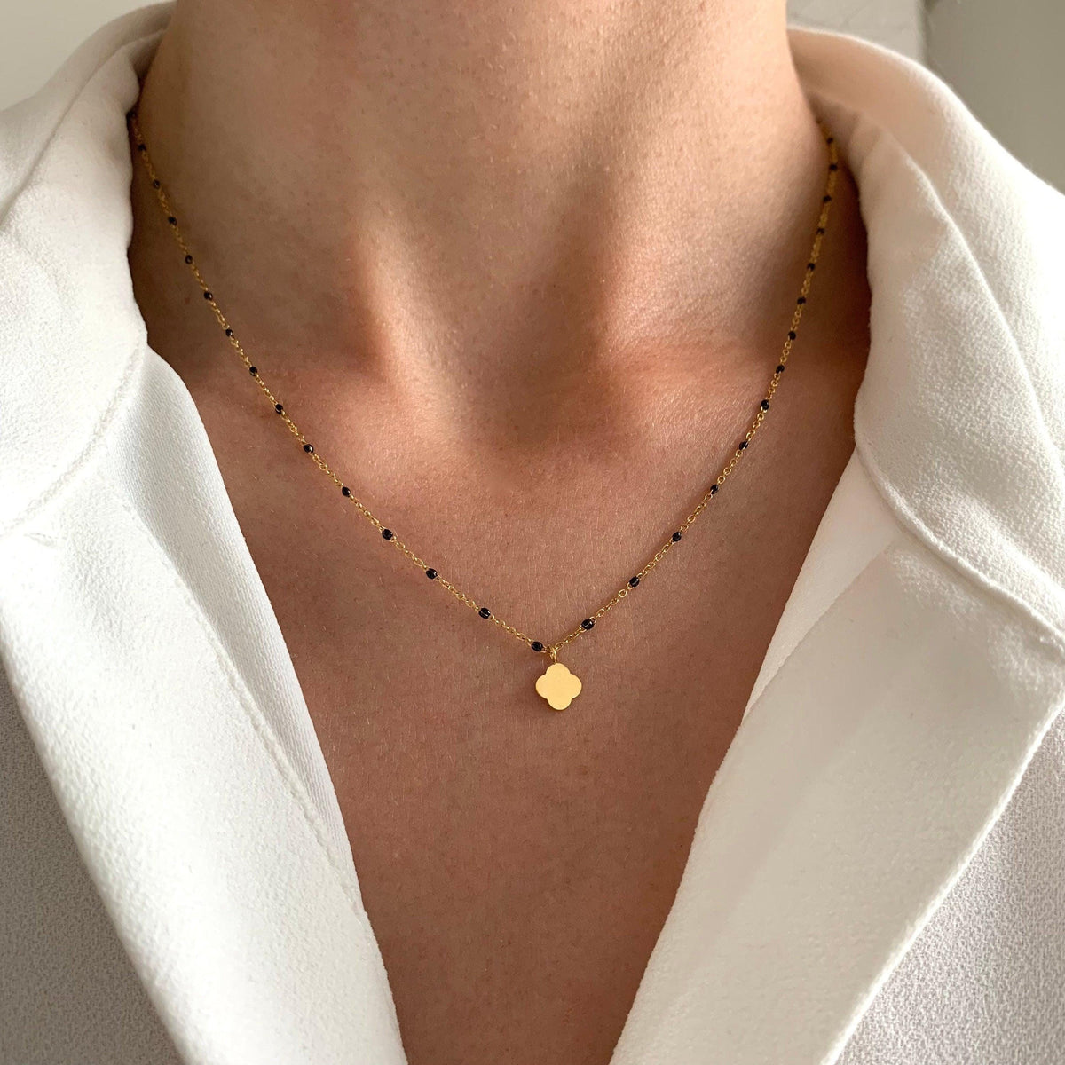 Collier pendentif trèfle points noirs Cosima