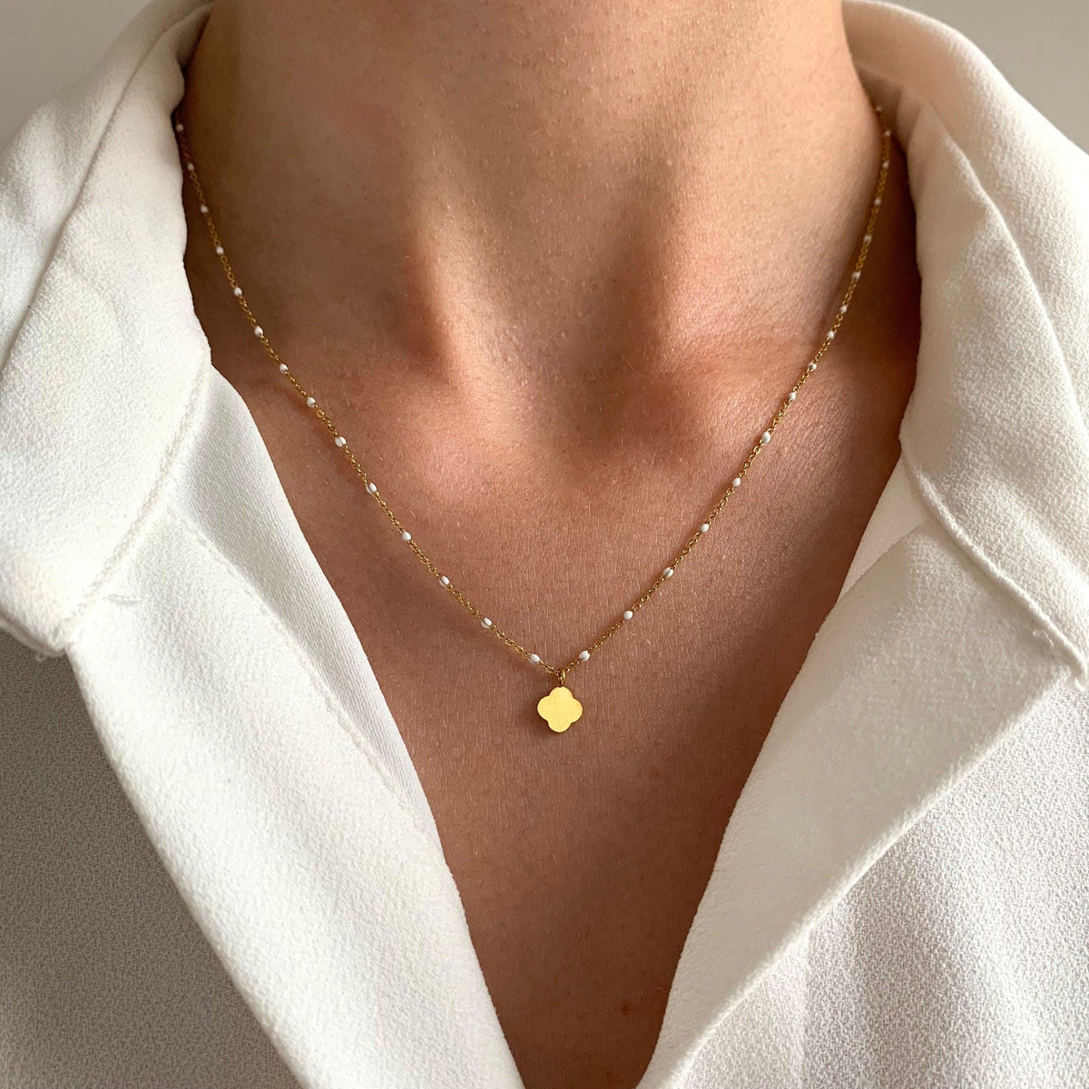 Collier pendentif trèfle points noirs Cosima photo 3