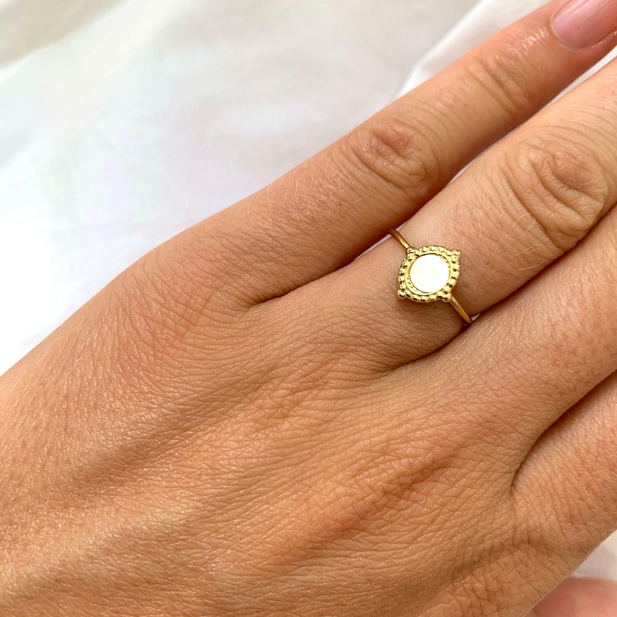 Bague pierre ronde nacre blanche Camille
