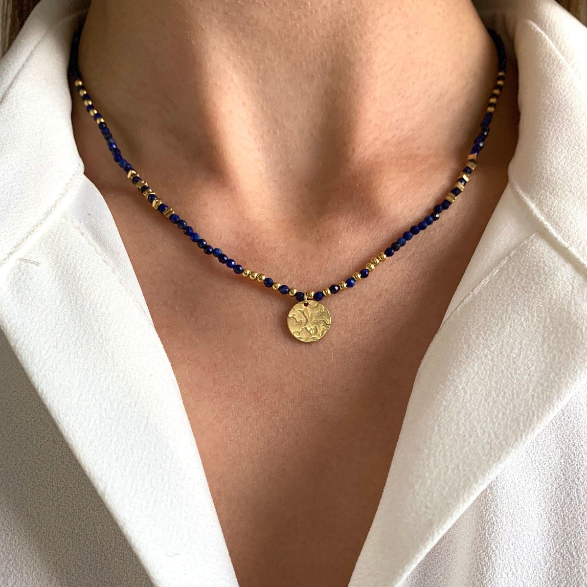 Collier perles et médaille lapis lazuli Augustine