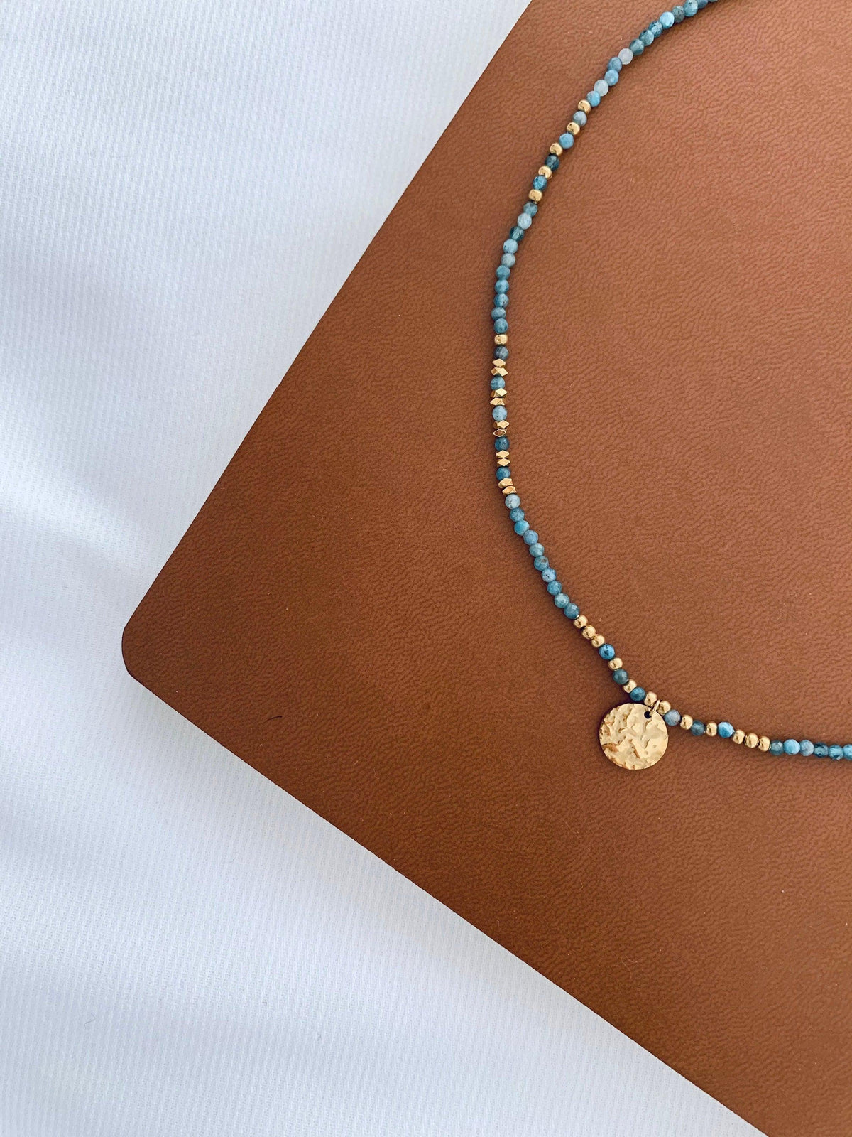 Collier perles et médaille lapis lazuli Augustine photo 5