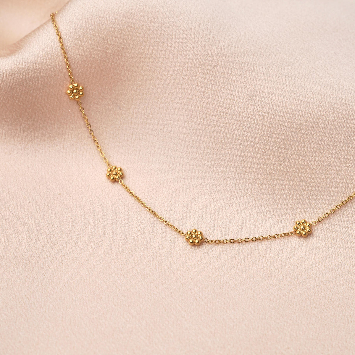 Collier fleurs perles d'eau douce ras de Bagatelle photo 3
