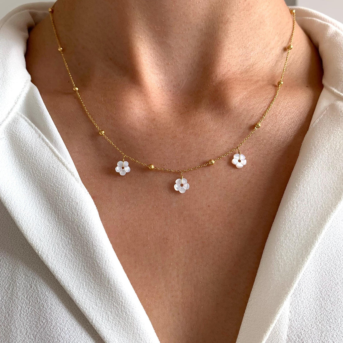 Collier femme breloques fleurs nacre Suzon