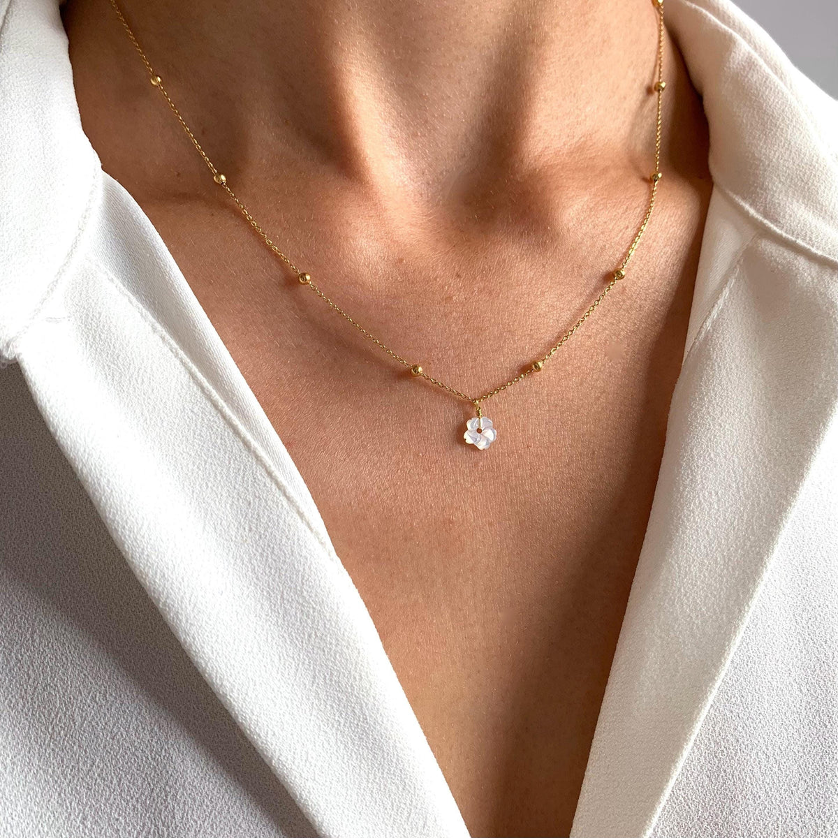 Collier pendentif fleur nacre Sybille