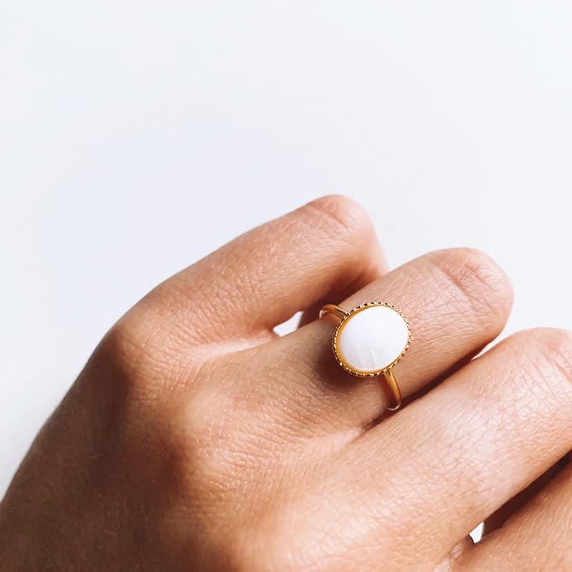 Bague femme pierre ovale nacre Yvonne