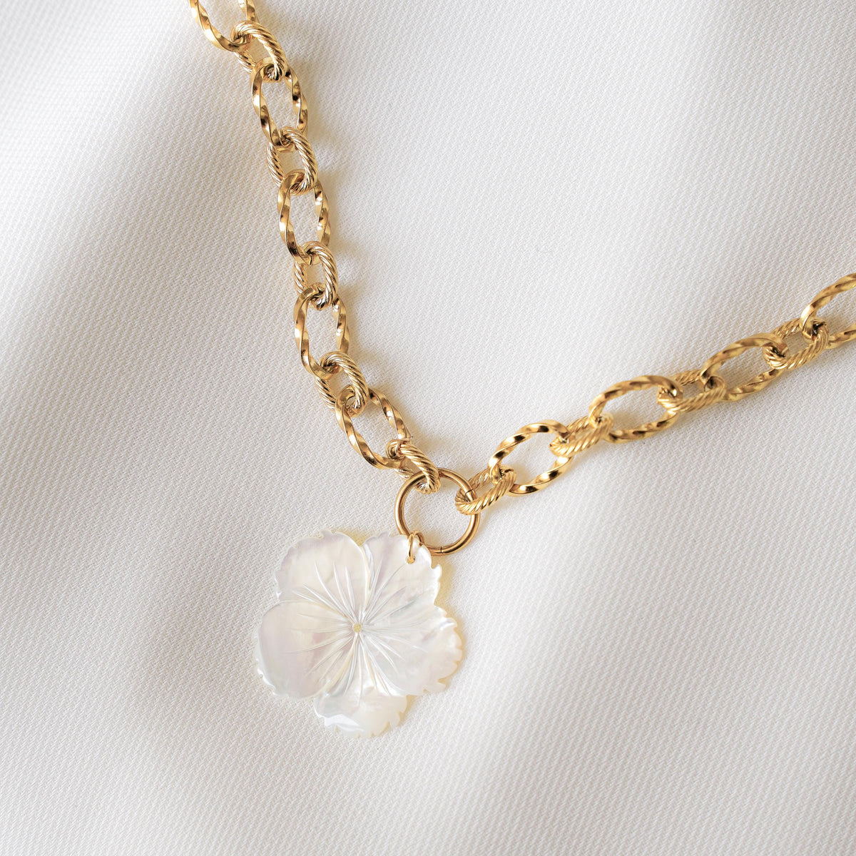 Collier fleur nacre chaîne épaisse Luxembourg photo 2