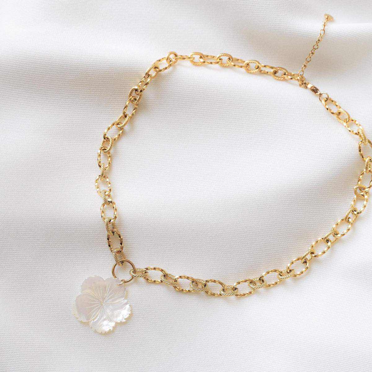 Collier fleur nacre chaîne épaisse Luxembourg photo 3